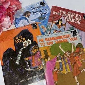 ARCH BOOKS RELIGIOUS BOOKS FOR CHILDREN The Queen Who saved her people VINTAGE